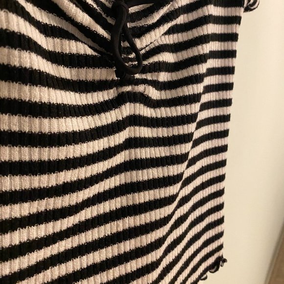 Abercrombie & Fitch Black and White Striped Crop Top - Picture 4 of 4